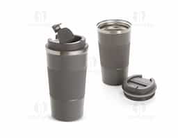 Copo térmico em inox 304 com pintura eletrostática e capacidade de até 500ml. Possui parede dupla, vedação a vácuo e base emborrachada antiderrapante. Conta ainda com tampa rosqueável em plástico com trava no bocal e luva removível em silicone.