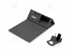 Mouse pad com estrutura em papelão resistente e revestimento em poliuretano (PU). Possui design dobrável com espaço para suporte de celular e porta-canetas.