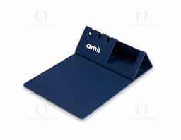 Mouse pad com estrutura em papelão resistente e revestimento em poliuretano (PU). Possui design dobrável com espaço para suporte de celular e porta-canetas.