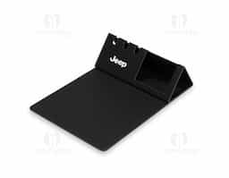 Mouse pad com estrutura em papelão resistente e revestimento em poliuretano (PU). Possui design dobrável com espaço para suporte de celular e porta-canetas.