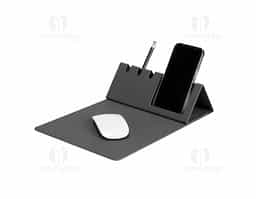 Mouse pad com estrutura em papelão resistente e revestimento em poliuretano (PU). Possui design dobrável com espaço para suporte de celular e porta-canetas.