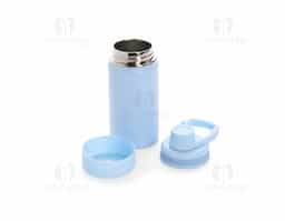 Garrafa térmica em inox, pintura eletrostática e capacidade para até 350ml. Conta com estrutura de parede dupla e vedação a vácuo, permitindo conservar a temperatura de líquidos por mais tempo. Possui tampa rosqueável com protetor para o bocal e alça fixa para facilitar o transporte. Acompanha protetor para a base em silicone.