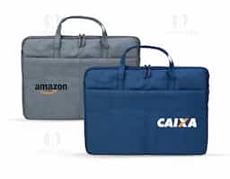 Pasta para notebook em poliéster impermeável, fechamento em zíper e capacidade para dispositivos de até 15,6 polegadas. Possui compartimento principal acolchoado e bolso frontal. Conta ainda com duas alças de mão, duas abas menores para encaixe de alça transversal removível e faixa posterior para acoplar em malas. Acompanha alça transversal ajustável.