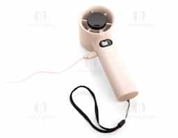Mini ventilador recarregável em plástico e metal. Possui controle de velocidade ajustado por botões frontais, acionamento por chave seletora e painel de LED que exibe níveis de velocidade e carga da bateria. Acompanha cabo USB-C e cordão em nylon.
