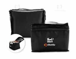 Kit com 120 canetas marcadoras feitas em plástico com pontas duplas: uma fina e outra chanfrada. Acompanham bolsa com alça e fechamento em zíper para transporte.