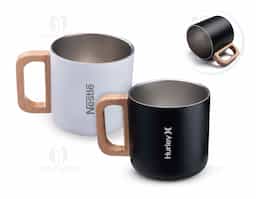 Caneca com capacidade de 400 ml, produzida com parede dupla em aço inox, sendo interno em inox 304 e externo em inox 201, garantindo melhor conservação térmica. Possui alça em madeira, que agrega charme e conforto ao manuseio. Um brinde corporativo sofisticado, funcional e ideal para valorizar a marca no dia a dia.