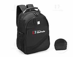 Mochila confeccionada em PVC Jacquard com mescla em seda, resistente à água, fechamento em zíper no compartimento principal e capacidade de até 23 litros. Possui uma placa metálica para personalização, três compartimentos frontais, dois bolsos laterais em tela de nylon e bolso traseiro para notebook de até 15,3 polegadas. Conta ainda com engates laterais ajustáveis, alça superior em plástico e silicone, alças acolchoadas, adaptadores USB e P2 e painel traseiro estofado. Acompanha capa protetora em tecido sintético.