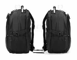 Mochila confeccionada em PVC Jacquard com mescla em seda, resistente à água, fechamento em zíper no compartimento principal e capacidade de até 23 litros. Possui uma placa metálica para personalização, três compartimentos frontais, dois bolsos laterais em tela de nylon e bolso traseiro para notebook de até 15,3 polegadas. Conta ainda com engates laterais ajustáveis, alça superior em plástico e silicone, alças acolchoadas, adaptadores USB e P2 e painel traseiro estofado. Acompanha capa protetora em tecido sintético.