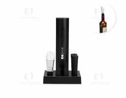 Kit vinho com seis peças, incluindo saca-rolhas recarregável com acionamento por botões, bico dosador, duas rolhas plásticas, cortador de lacre e base organizadora. Acompanha cabo USB-C.