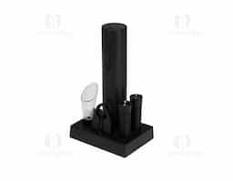 Kit vinho com seis peças, incluindo saca-rolhas recarregável com acionamento por botões, bico dosador, duas rolhas plásticas, cortador de lacre e base organizadora. Acompanha cabo USB-C.