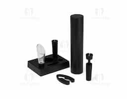 Kit vinho com seis peças, incluindo saca-rolhas recarregável com acionamento por botões, bico dosador, duas rolhas plásticas, cortador de lacre e base organizadora. Acompanha cabo USB-C.