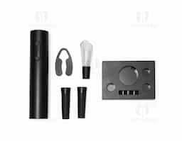 Kit vinho com seis peças, incluindo saca-rolhas recarregável com acionamento por botões, bico dosador, duas rolhas plásticas, cortador de lacre e base organizadora. Acompanha cabo USB-C.