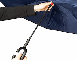 Guarda chuva de abertura invertida manual em nylon impermeável com uma camada interna de forro. Possui estrutura metálica com oito varetas, além de pegador em plástico fosco no formato de C, botão para fechamento e fita com ponta em velcro para lacre.