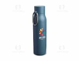 Garrafa térmica de 550 ml com parede dupla em inox reciclado, sendo externo 304 e interno 201, que auxilia na conservação da temperatura das bebidas. Possui tampa em plástico PP, mosquetão em alumínio para fácil transporte e acabamento com pintura a pó, unindo resistência, praticidade e visual moderno, ideal como brinde corporativo sustentável.