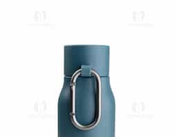 Garrafa térmica de 550 ml com parede dupla em inox reciclado, sendo externo 304 e interno 201, que auxilia na conservação da temperatura das bebidas. Possui tampa em plástico PP, mosquetão em alumínio para fácil transporte e acabamento com pintura a pó, unindo resistência, praticidade e visual moderno, ideal como brinde corporativo sustentável.