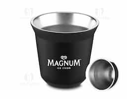 Copo térmico próprio para café expresso, com capacidade de 40 ml, produzido com interior em aço inox 304 e exterior em inox 201. Sua estrutura térmica ajuda a manter a temperatura da bebida por mais tempo, preservando sabor e aroma. Um brinde corporativo sofisticado, funcional e ideal para apreciadores de café.