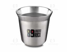 Copo térmico próprio para café expresso, com capacidade de 40 ml, produzido com interior em aço inox 304 e exterior em inox 201. Sua estrutura térmica ajuda a manter a temperatura da bebida por mais tempo, preservando sabor e aroma. Um brinde corporativo sofisticado, funcional e ideal para apreciadores de café.