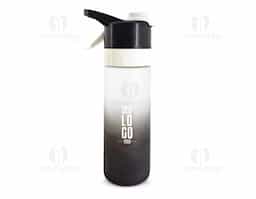 Squeeze em plástico com capacidade de até 650 ml, desenvolvido para unir hidratação e praticidade. Possui borrifador integrado com alavanca de acionamento, ideal para refrescar durante atividades físicas. Conta com marcação de volume, tampa rosqueável com trava de segurança para o bocal e alça fixa que facilita o transporte. Um brinde corporativo funcional, moderno e versátil, perfeito para ações promocionais e uso diário.