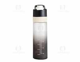 Squeeze em plástico com capacidade de até 650 ml, desenvolvido para unir hidratação e praticidade. Possui borrifador integrado com alavanca de acionamento, ideal para refrescar durante atividades físicas. Conta com marcação de volume, tampa rosqueável com trava de segurança para o bocal e alça fixa que facilita o transporte. Um brinde corporativo funcional, moderno e versátil, perfeito para ações promocionais e uso diário.
