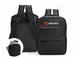 Mochila confeccionada em couro sintético, com capacidade máxima de 20 litros, ideal para uso profissional e cotidiano. Possui compartimento principal com divisória em malha para notebook de até 15,6”, garantindo proteção e organização. Conta com três compartimentos frontais em diferentes tamanhos para melhor acomodação de objetos e dois bolsos laterais em tecido respirável. As alças das costas são revestidas com o mesmo material respirável, proporcionando maior conforto, além de alça superior de mão para transporte prático. Um brinde corporativo moderno e funcional.
