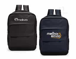 Mochila confeccionada em couro sintético, com capacidade máxima de 20 litros, ideal para uso profissional e cotidiano. Possui compartimento principal com divisória em malha para notebook de até 15,6”, garantindo proteção e organização. Conta com três compartimentos frontais em diferentes tamanhos para melhor acomodação de objetos e dois bolsos laterais em tecido respirável. As alças das costas são revestidas com o mesmo material respirável, proporcionando maior conforto, além de alça superior de mão para transporte prático. Um brinde corporativo moderno e funcional.