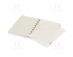 Caderno de capa dura em papel reciclado, com fechamento em elástico e encadernação em discos de fibra de arroz, que permitem adicionar ou retirar folhas compatíveis. Possui páginas dedicadas para dados pessoais, calendários de 2025 e 2026 e um manual para troca e retirada de folhas. Possui cerca de 80 folhas em papel reciclado pautadas.