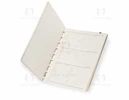 Caderno de capa dura em papel reciclado, com fechamento em elástico e encadernação em discos de fibra de arroz, que permitem adicionar ou retirar folhas compatíveis. Possui páginas dedicadas para dados pessoais, calendários de 2025 e 2026 e um manual para troca e retirada de folhas. Possui cerca de 80 folhas em papel reciclado pautadas.