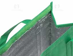 Sacola térmica confeccionada em TNT de 80 g/m², prática e leve para o transporte de alimentos e bebidas. Possui interior costurado com revestimento em algodão e folha de alumínio de 2 mm, que auxilia na conservação térmica. Conta com bolso frontal, fechamento em velcro e alça de 50 cm de ponta a ponta, garantindo praticidade no uso diário.