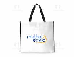 Sacola confeccionada em TNT laminado, resistente e de fácil limpeza, ideal para o transporte de diversos itens no dia a dia. Possui estrutura leve e durável, oferecendo boa capacidade e praticidade no uso. Um brinde corporativo funcional, econômico e versátil, perfeito para ações promocionais, eventos e divulgação da marca.