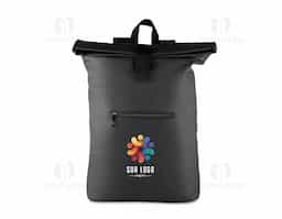 Mochila confeccionada em 100% PU, com interior em poliéster 210D e capacidade de 16,5 litros, unindo design moderno e resistência. Possui compartimento principal com zíper e alça de fechamento em velcro, bolso frontal com zíper e espaço interno para notebook de até 15,6”. Conta ainda com alça de mão e alças de ombro acolchoadas, garantindo conforto no uso diário. Um brinde corporativo elegante, funcional e ideal para o ambiente profissional.