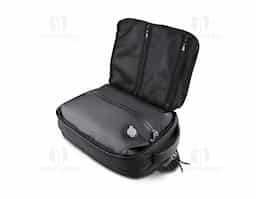 Mochila premium em poliéster 600D com detalhe em PU e interior em poliéster 210D. Conta com compartimento interno a vácuo, acompanha bomba para desinflar, expansor com zíper, compartimento frontal com zíper, compartimento para notebook de até 15,6”, compartimento com zíper nas costas, engate para mala de viagem e alças de mão e ombro acolchoadas.