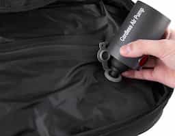 Mochila premium em poliéster 600D com detalhe em PU e interior em poliéster 210D. Conta com compartimento interno a vácuo, acompanha bomba para desinflar, expansor com zíper, compartimento frontal com zíper, compartimento para notebook de até 15,6”, compartimento com zíper nas costas, engate para mala de viagem e alças de mão e ombro acolchoadas.