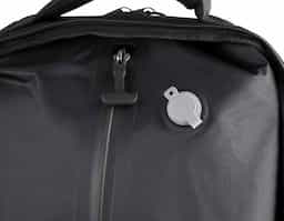 Mochila premium em poliéster 600D com detalhe em PU e interior em poliéster 210D. Conta com compartimento interno a vácuo, acompanha bomba para desinflar, expansor com zíper, compartimento frontal com zíper, compartimento para notebook de até 15,6”, compartimento com zíper nas costas, engate para mala de viagem e alças de mão e ombro acolchoadas.