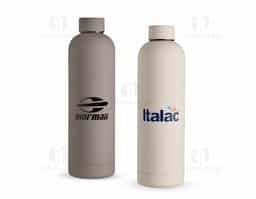 Garrafa produzida em aço inox 304, com estrutura de parede dupla que contribui para a conservação da temperatura das bebidas por mais tempo. Possui pintura com acabamento emborrachado, oferecendo melhor aderência e conforto no manuseio. Conta com tampa rosqueável e capacidade de até 750 ml. Um brinde corporativo moderno, resistente e funcional, ideal para valorizar a marca no dia a dia.
