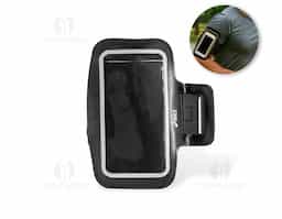 Braçadeira para celular confeccionada em couro sintético, com revestimento posterior em neoprene, oferecendo conforto e resistência durante o uso. Possui capacidade para aparelhos de até 6,5 polegadas, visor frontal em plástico que permite o manuseio da tela sem a retirada do aparelho e alça em neoprene com fechamento em velcro, garantindo ajuste seguro ao braço. Um brinde corporativo moderno, funcional e ideal para atividades esportivas, caminhadas e uso diário.