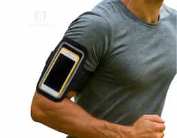 Braçadeira para celular confeccionada em couro sintético, com revestimento posterior em neoprene, oferecendo conforto e resistência durante o uso. Possui capacidade para aparelhos de até 6,5 polegadas, visor frontal em plástico que permite o manuseio da tela sem a retirada do aparelho e alça em neoprene com fechamento em velcro, garantindo ajuste seguro ao braço. Um brinde corporativo moderno, funcional e ideal para atividades esportivas, caminhadas e uso diário.