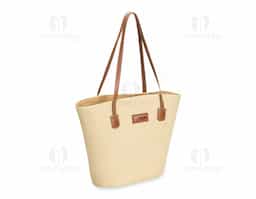 Bolsa confeccionada em fibra biodegradável de celulose, costurada com linha de nylon, unindo resistência e apelo sustentável. Possui fechamento em zíper e compartimento interno com bolso compacto para melhor organização. Conta ainda com alças e detalhes em couro sintético, incluindo plaquinha frontal costurada, que agregam sofisticação ao design. Um brinde corporativo moderno, ecológico e funcional, ideal para valorizar a marca com responsabilidade ambiental.