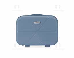 Frasqueira de viagem em plástico rígido com capacidade de até 10 litros. Apresenta três compartimentos internos, incluindo bolso em tela de nylon com zíper. Além disso, possui quatro apoios reforçados na parte inferior, alça de mão e elástico na parte posterior para encaixe em malas maiores. Acompanha placa em metal para personalização.
