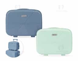 Frasqueira de viagem em plástico rígido com capacidade de até 10 litros. Apresenta três compartimentos internos, incluindo bolso em tela de nylon com zíper. Além disso, possui quatro apoios reforçados na parte inferior, alça de mão e elástico na parte posterior para encaixe em malas maiores. Acompanha placa em metal para personalização.