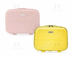 Frasqueira de viagem em plástico rígido com capacidade de até 10 litros. Apresenta três compartimentos internos, incluindo bolso em tela de nylon com zíper. Além disso, possui quatro apoios reforçados na parte inferior, alça de mão e elástico na parte posterior para encaixe em malas maiores. Acompanha placa em metal para personalização.