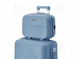 Frasqueira de viagem em plástico rígido com capacidade de até 10 litros. Apresenta três compartimentos internos, incluindo bolso em tela de nylon com zíper. Além disso, possui quatro apoios reforçados na parte inferior, alça de mão e elástico na parte posterior para encaixe em malas maiores. Acompanha placa em metal para personalização.