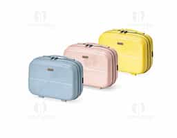 Frasqueira de viagem em plástico rígido com capacidade de até 10 litros. Apresenta três compartimentos internos, incluindo bolso em tela de nylon com zíper. Além disso, possui quatro apoios reforçados na parte inferior, alça de mão e elástico na parte posterior para encaixe em malas maiores. Acompanha placa em metal para personalização.
