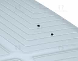 Frasqueira de viagem em plástico rígido com capacidade de até 10 litros. Apresenta três compartimentos internos, incluindo bolso em tela de nylon com zíper. Além disso, possui quatro apoios reforçados na parte inferior, alça de mão e elástico na parte posterior para encaixe em malas maiores. Acompanha placa em metal para personalização.