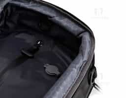 Mochila em nylon com camada de PU impermeável, com capacidade máxima de 28 litros, ideal para viagens, trabalho e uso diário. Possui compartimento interno com sistema de vedação a vácuo para armazenamento de roupas e objetos, além de duas divisórias em poliuretano termoplástico em tamanhos diferentes. Conta com bolsos frontais, bolso lateral em tela e bolso traseiro com divisória para notebook de até 15,6”. Dispõe ainda de alças acolchoadas em espuma respirável, alça lateral para transporte horizontal e alça de ombro ajustável em nylon. Um brinde corporativo moderno, versátil e de alto valor percebido.