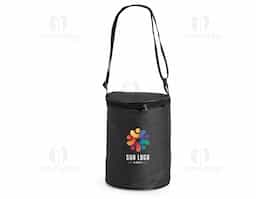 Bolsa térmica em formato cilíndrico, confeccionada em poliéster mesclado com PVC resistente à água e com capacidade máxima de 6 litros. Possui revestimento térmico laminado antivazamento  e alça transversal ajustável em nylon.
