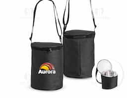 Bolsa térmica em formato cilíndrico, confeccionada em poliéster mesclado com PVC resistente à água e com capacidade máxima de 6 litros. Possui revestimento térmico laminado antivazamento  e alça transversal ajustável em nylon.