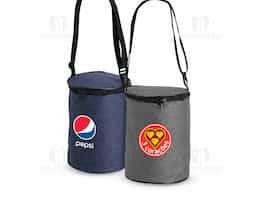 Bolsa térmica em formato cilíndrico, confeccionada em poliéster mesclado com PVC resistente à água e com capacidade máxima de 6 litros. Possui revestimento térmico laminado antivazamento  e alça transversal ajustável em nylon.
