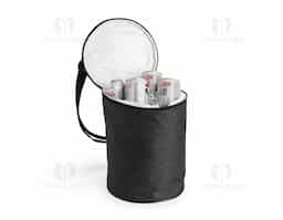 Bolsa térmica em formato cilíndrico, confeccionada em poliéster mesclado com PVC resistente à água e com capacidade máxima de 6 litros. Possui revestimento térmico laminado antivazamento  e alça transversal ajustável em nylon.