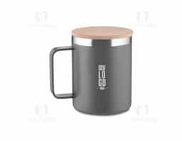 Caneca térmica de 400 ml produzida em inox reciclado, com parede dupla em aço inox 304 interno e 201 externo, proporcionando excelente conservação térmica. Possui acabamento em pintura a pó e tampa em bambu, que agrega um toque natural e sustentável. Um brinde corporativo moderno, ecológico e sofisticado, ideal para valorizar a marca no dia a dia.