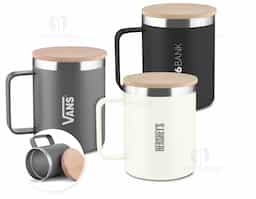 Caneca térmica de 400 ml produzida em inox reciclado, com parede dupla em aço inox 304 interno e 201 externo, proporcionando excelente conservação térmica. Possui acabamento em pintura a pó e tampa em bambu, que agrega um toque natural e sustentável. Um brinde corporativo moderno, ecológico e sofisticado, ideal para valorizar a marca no dia a dia.